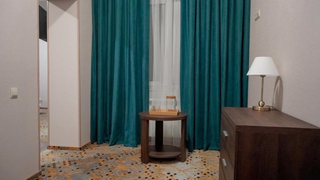 rooms-двухкомнатный-номер-с-двуспальной-кроватью-и-диваном-2-этаж