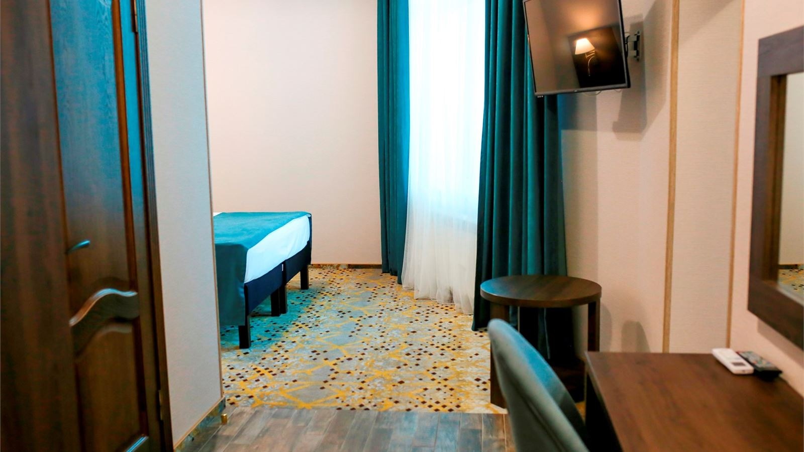 rooms-двухкомнатный-номер-с-двуспальной-кроватью-и-диваном-2-этаж