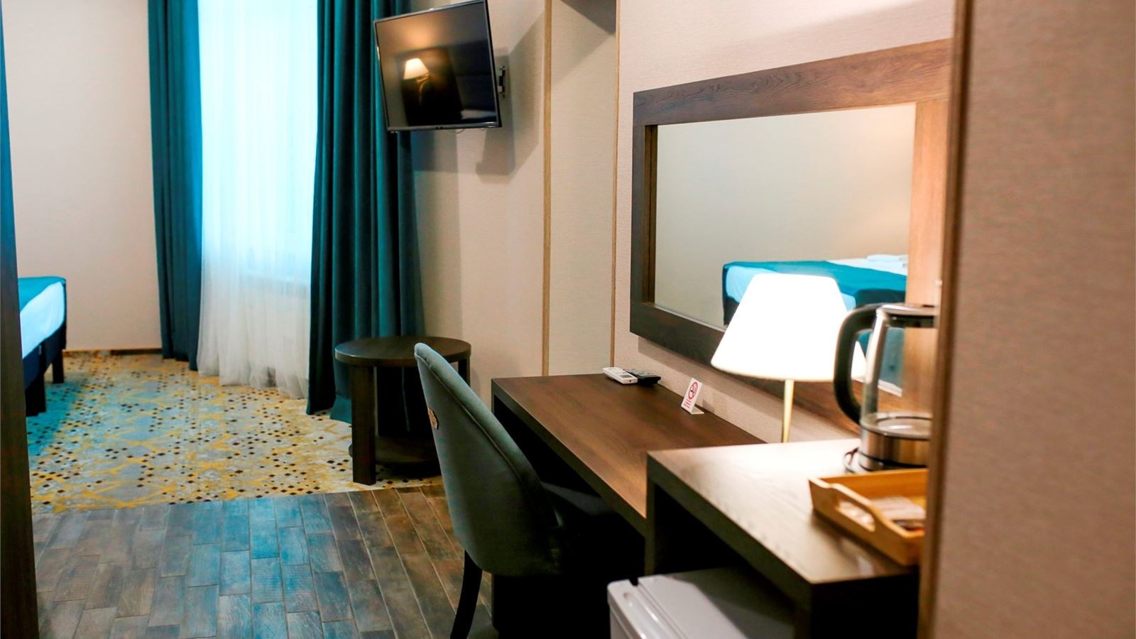 rooms-двухкомнатный-номер-с-двуспальной-кроватью-и-диваном-2-этаж