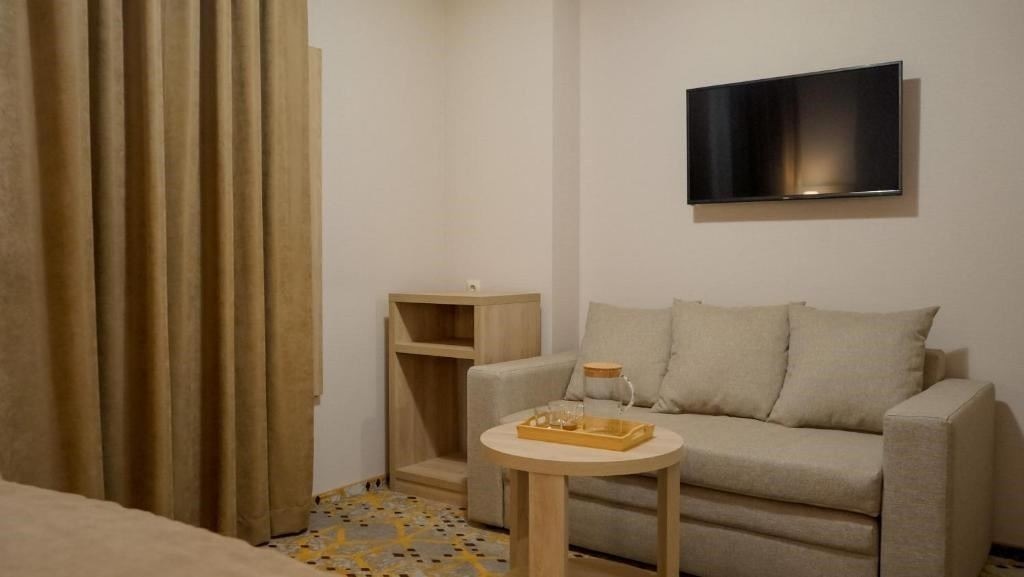 rooms-однокомнатный-номер-с-двуспальной-кроватью-и-диваном-2-этаж