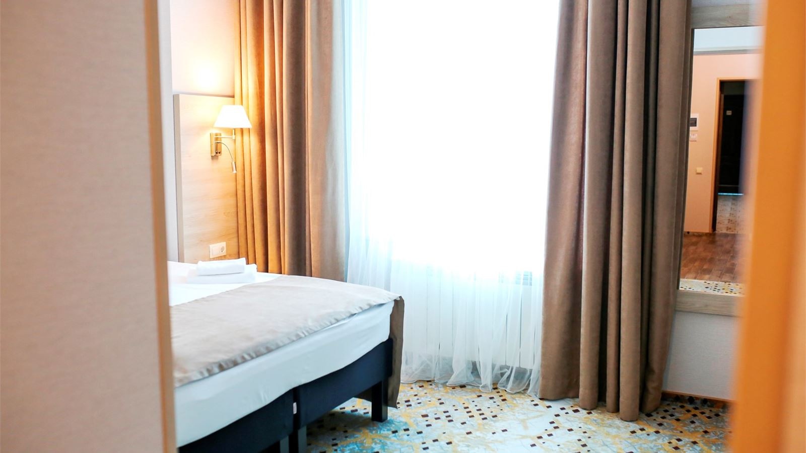 rooms-однокомнатный-номер-с-двуспальной-кроватью-и-диваном-2-этаж