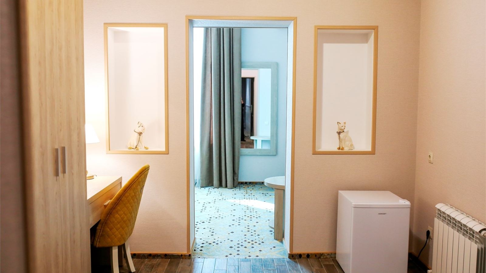 rooms-однокомнатный-номер-с-двуспальной-кроватью-и-диваном-2-этаж