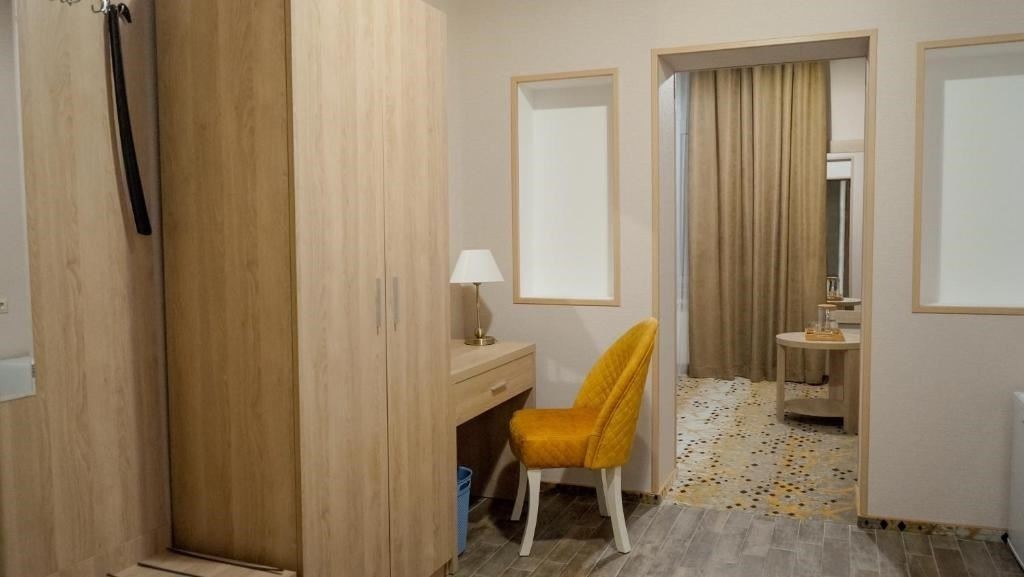 rooms-однокомнатный-номер-с-двуспальной-кроватью-и-диваном-2-этаж