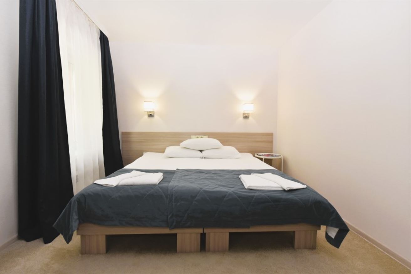 rooms-стандартный-2х-местный-номер-двуспальная-кровать