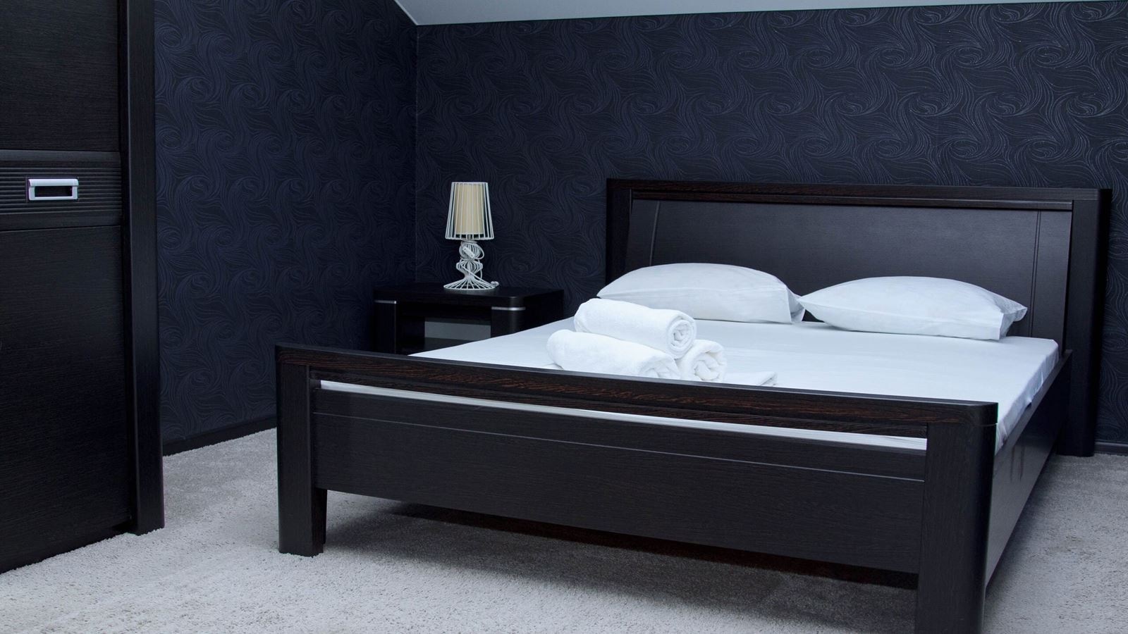 rooms-стандарт-двухкомнатный-с-кухней-балконом-вид-на-озеро-лес-бассейн-4-этаж-до-3х-гостей-общая-площадь--69-квм