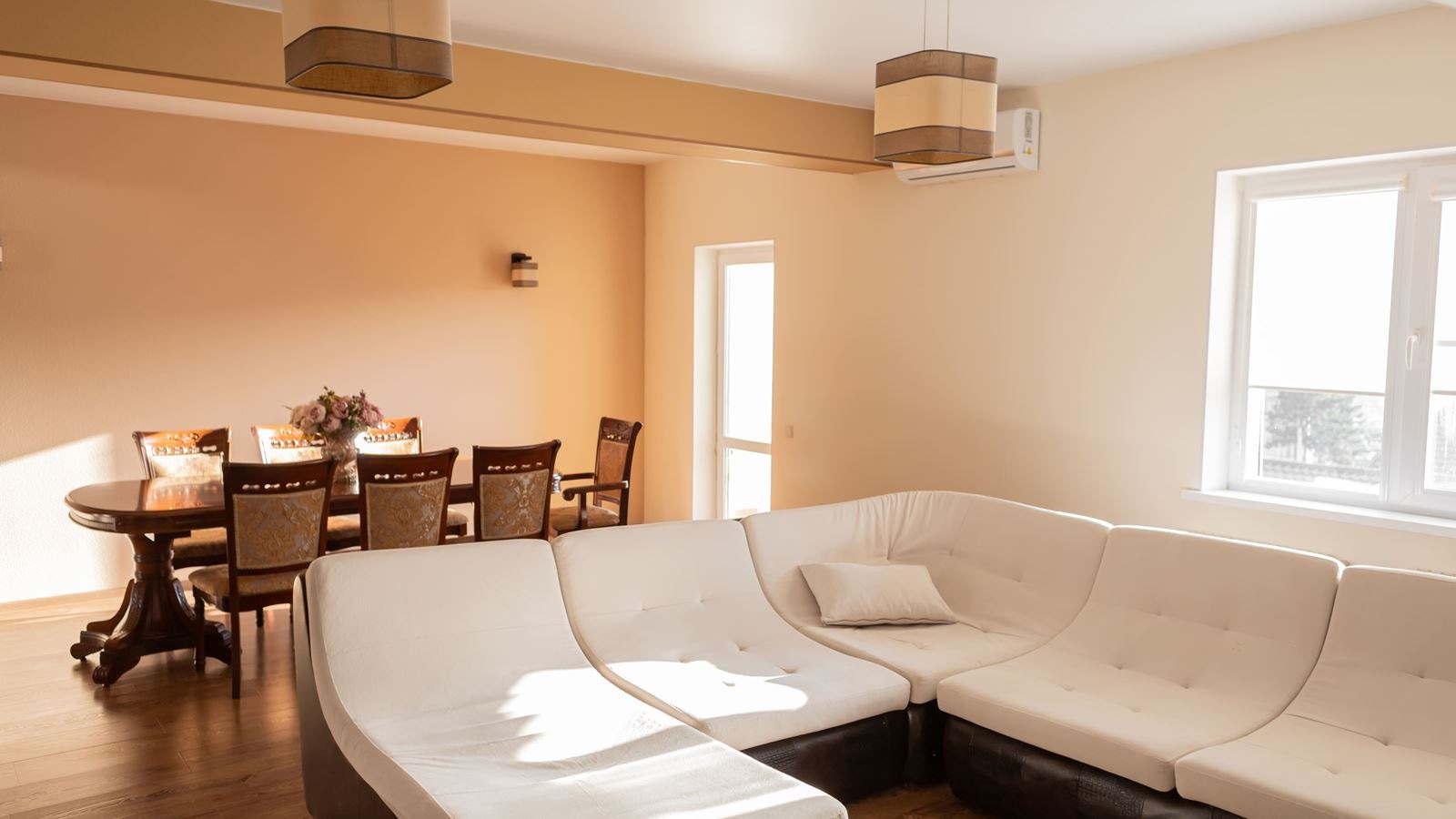 rooms-стандарт-двухкомнатный-с-кухней-балконом-вид-на-озеро-лес-бассейн-4-этаж-до-3х-гостей-общая-площадь--69-квм