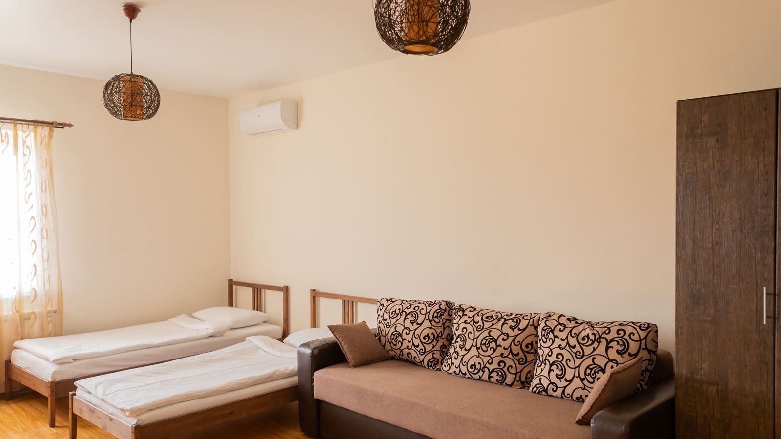 rooms-стандарт-двухкомнатный-с-кухней-вид-на-озеро-лес-бассейн-4-этаж-до-6ти-гостей-общая-площадь62-квм