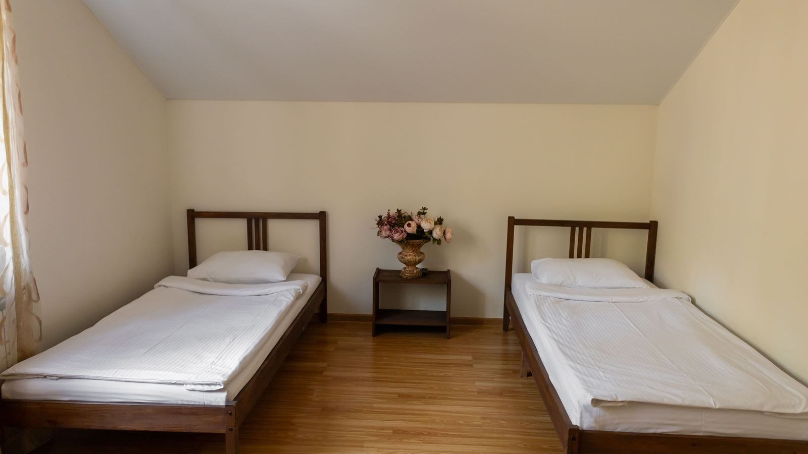 rooms-стандарт-двухкомнатный-с-кухней-вид-на-озеро-лес-бассейн-4-этаж-до-6ти-гостей-общая-площадь62-квм