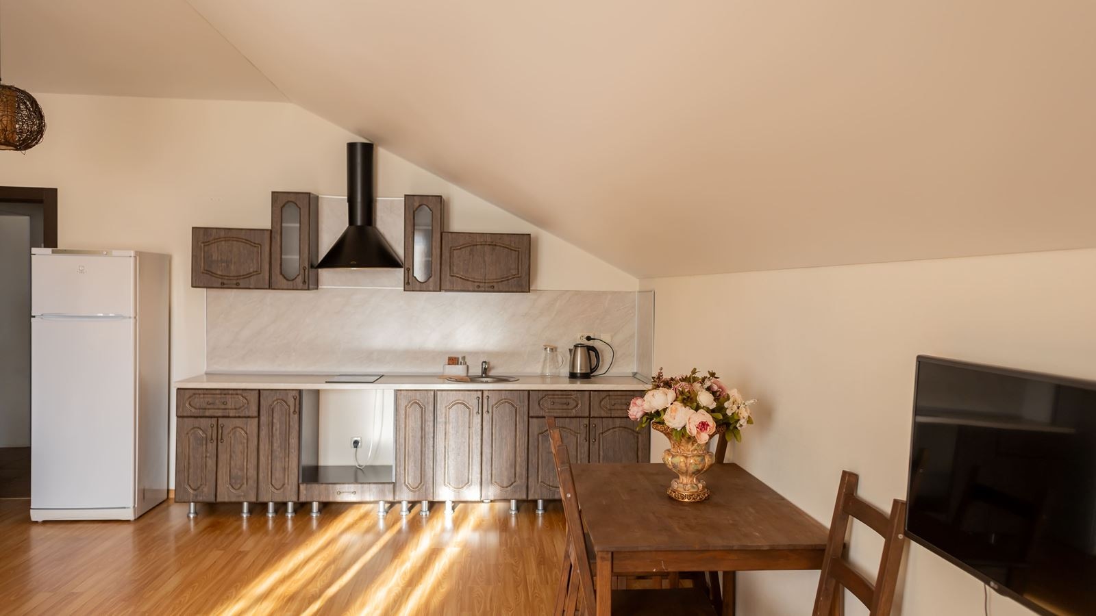 rooms-стандарт-двухкомнатный-с-кухней-вид-на-озеро-лес-бассейн-4-этаж-до-6ти-гостей-общая-площадь62-квм