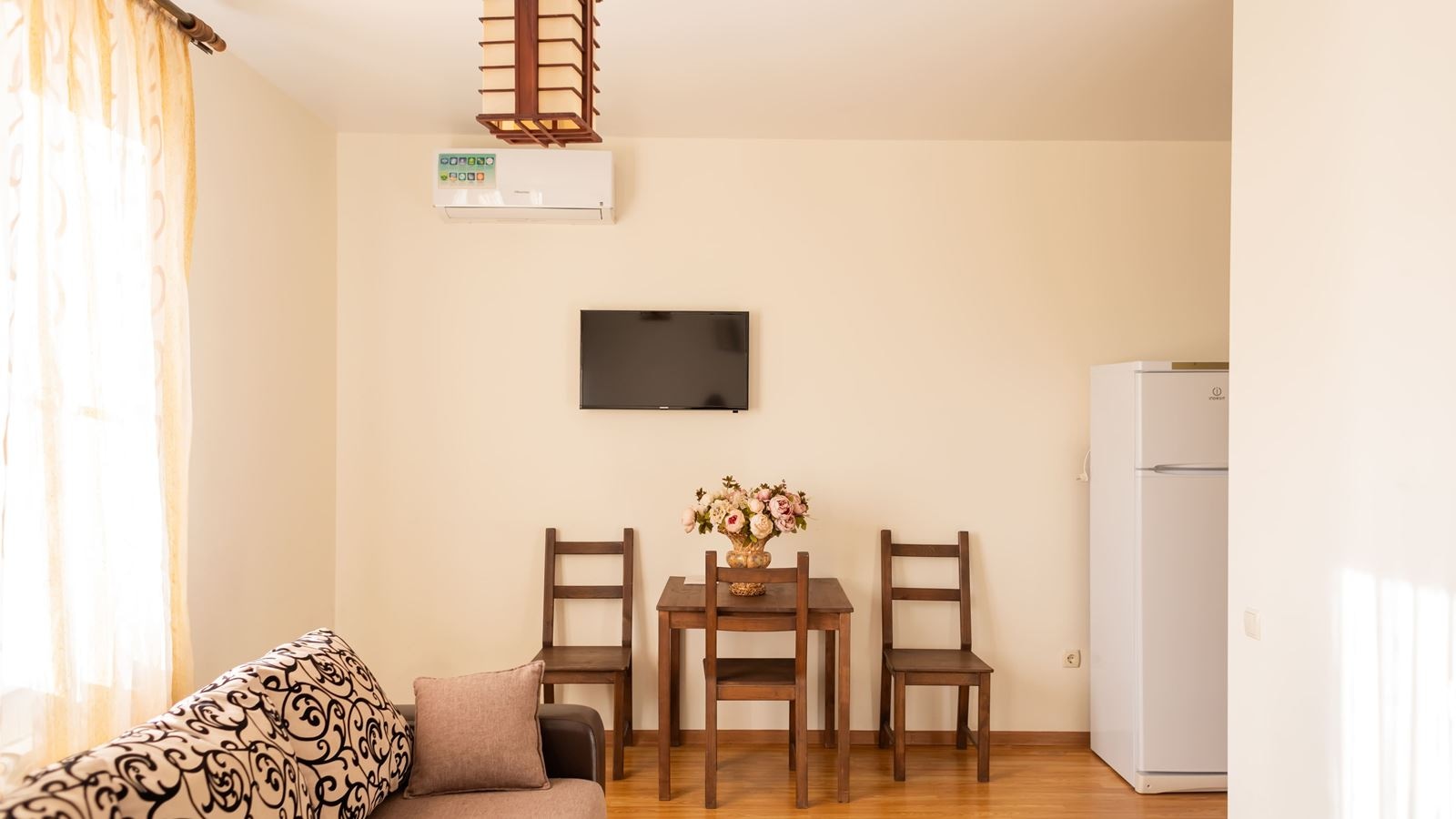 rooms-стандарт-с-кухней-балконом-вид-на-бассейн-23-этаж-до-4х-гостей общая-площадь-37-квм