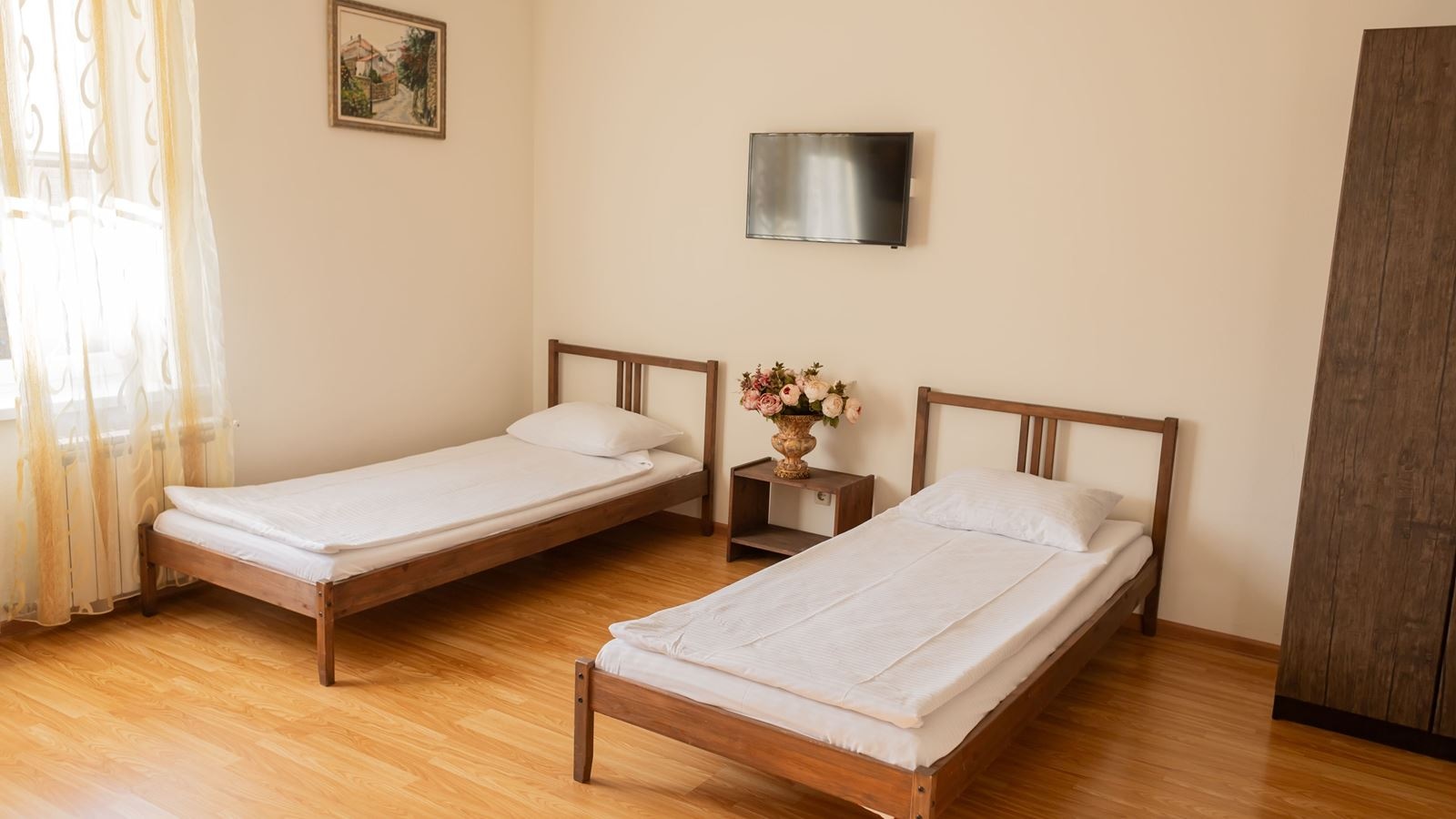 rooms-стандарт-с-кухней-вид-на-бассейн-1-этаж-до-4х-гостей общая-площадь-2633-квм