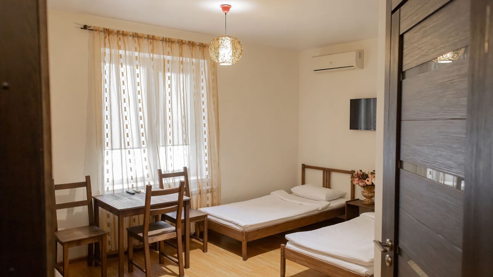 rooms-стандарт-с-кухней-вид-во-двор-1-этаж-до-4х-гостей общая-площадь-26-квм