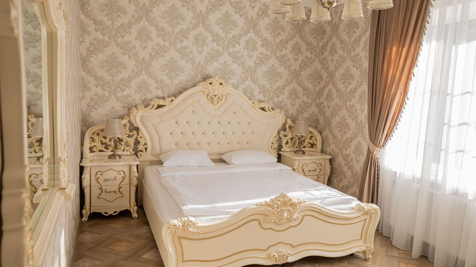 rooms-люкс-двухкомнатный-с-балконом-вид-на-озеро-и-лес-23-этаж-до-4х-гостей общая-площадь-40-квм