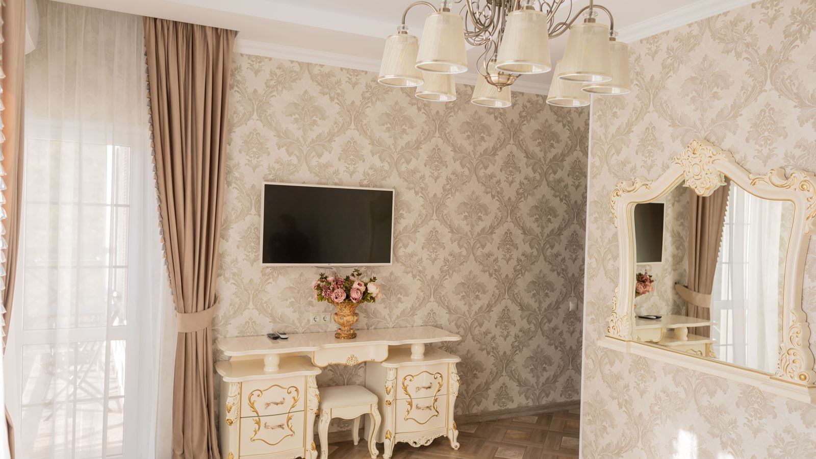 rooms-люкс-двухкомнатный-с-балконом-вид-на-озеро-и-лес-23-этаж-до-4х-гостей общая-площадь-40-квм