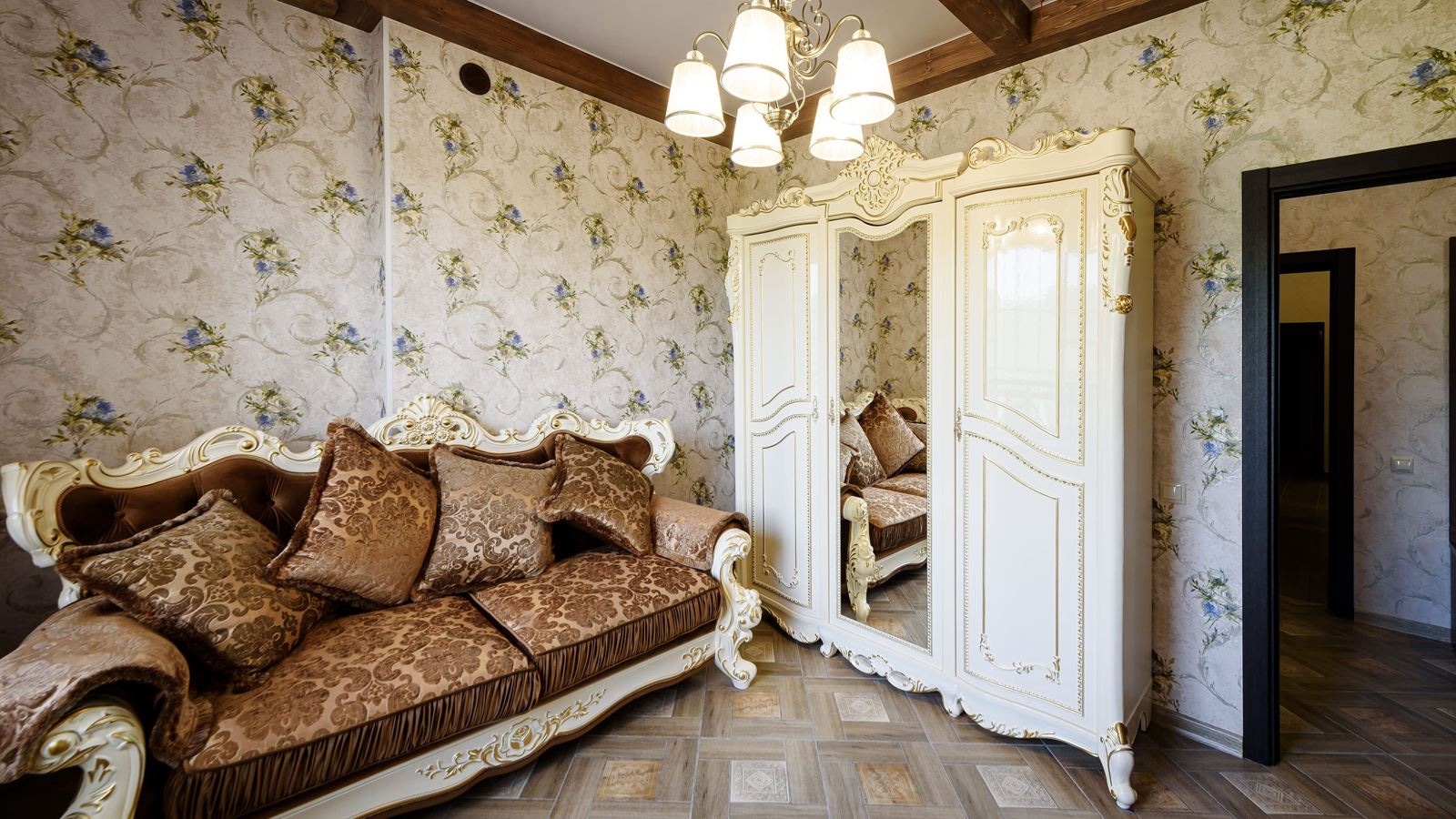 rooms-люкс-двухкомнатный-с-балконом-вид-на-озеро-и-лес-23-этаж-до-4х-гостей общая-площадь-40-квм