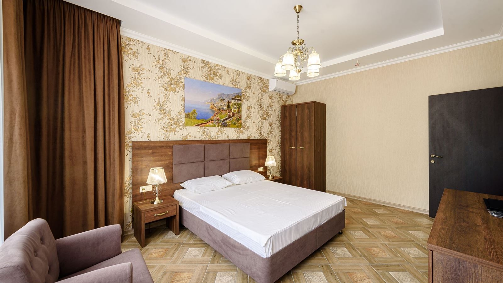 rooms-полулюкс-двухкомнатный-с-балконом-вид-на-лес-13-этаж-до-4х-гостей общая-площадь3539-квм