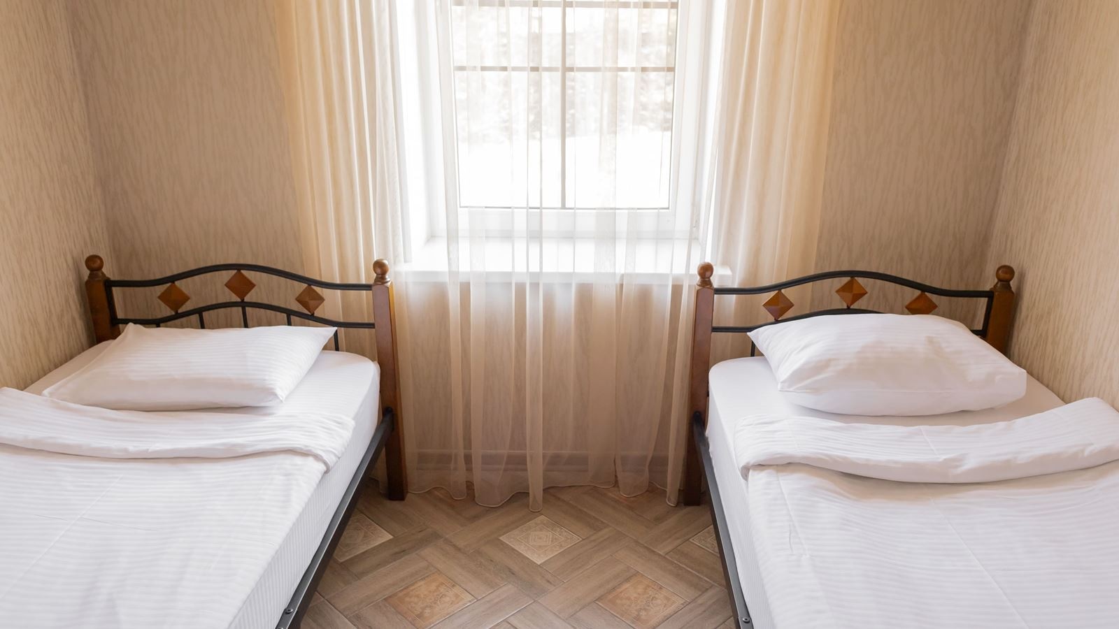 rooms-полулюкс-двухкомнатный-с-балконом-вид-на-лес-13-этаж-до-4х-гостей общая-площадь3539-квм