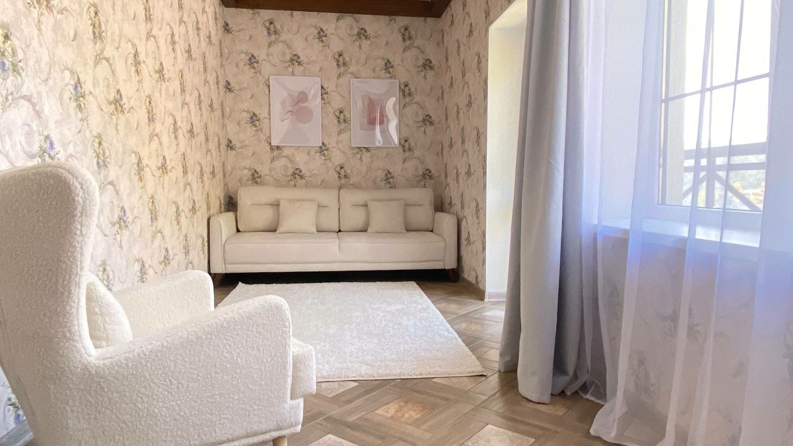 rooms-полулюкс-эстет-двухкомнатный-с-балконом-вид-на-озеро-и-лес-23-этаж-до-4х-гостей общая-площадь-42-квм