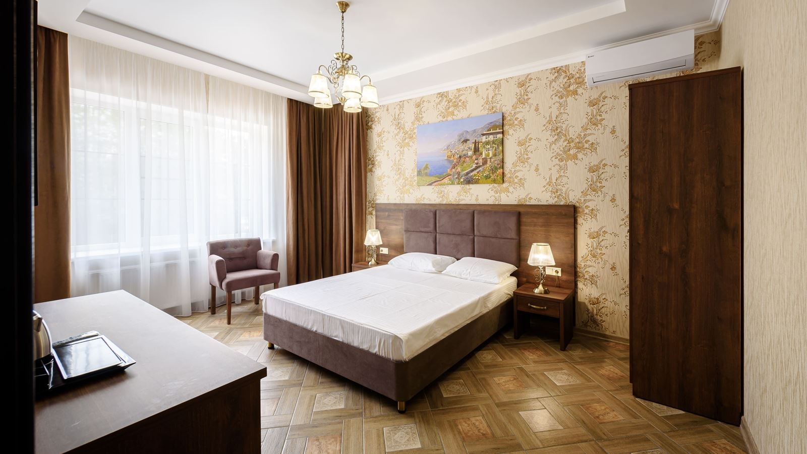 rooms-полулюкс-с-кухней-балконом-вид-на-двор-1-этаж-до-2х-гостей общая-площадь--35-квм