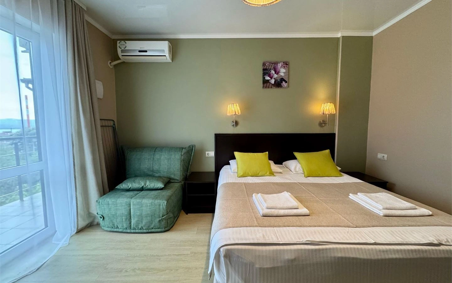 rooms-двухместный-номер-с-общим-балконом-и-кресломкроватью