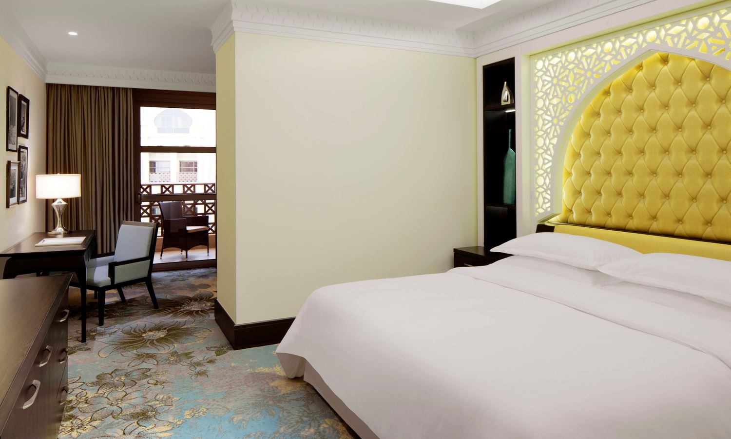 rooms-sheraton-club-room-pool-view