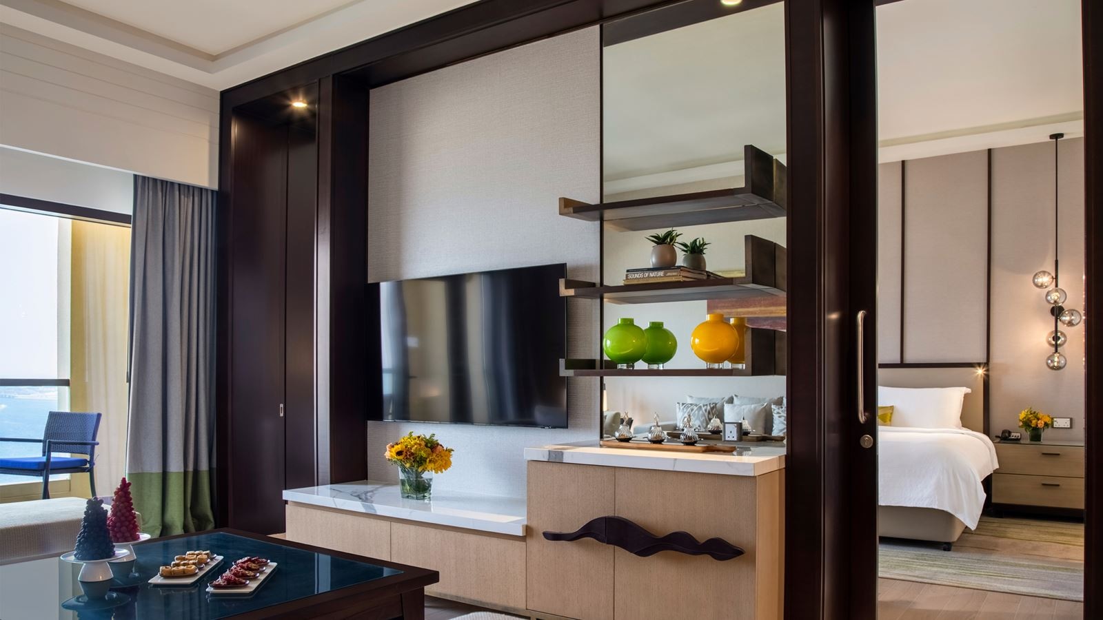 rooms-sea-front-1-bedroom-suite-w-balcony--lounge-access