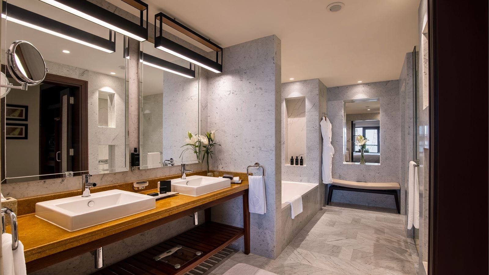 rooms-sea-front-1-bedroom-suite-w-balcony--lounge-access