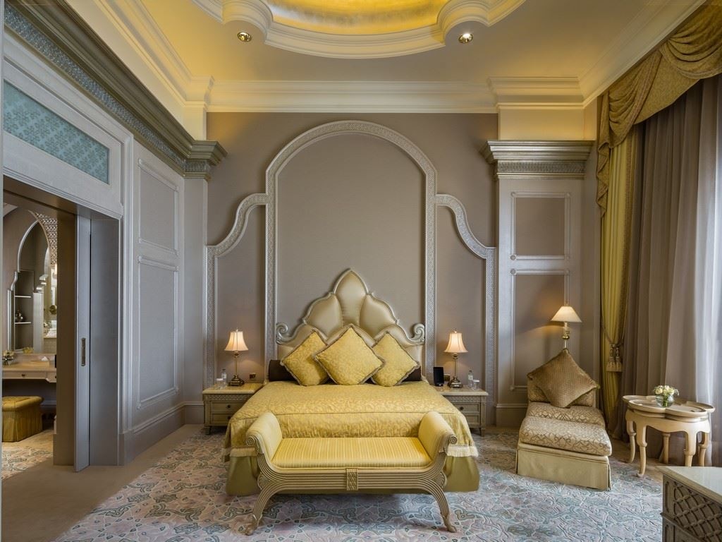 rooms-1-bedroom-palace-suite-with-balcony