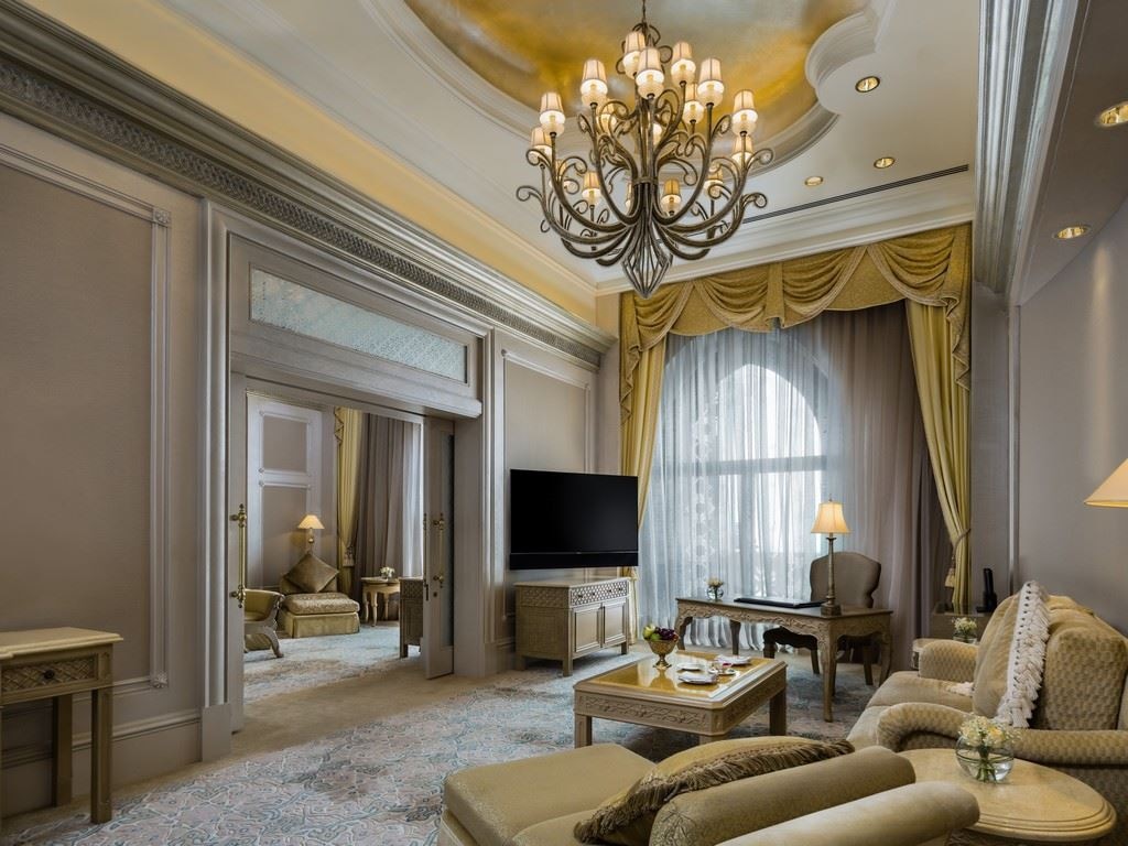rooms-1-bedroom-palace-suite-with-balcony