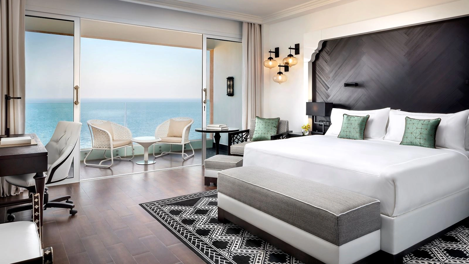 rooms-deluxe-king-room