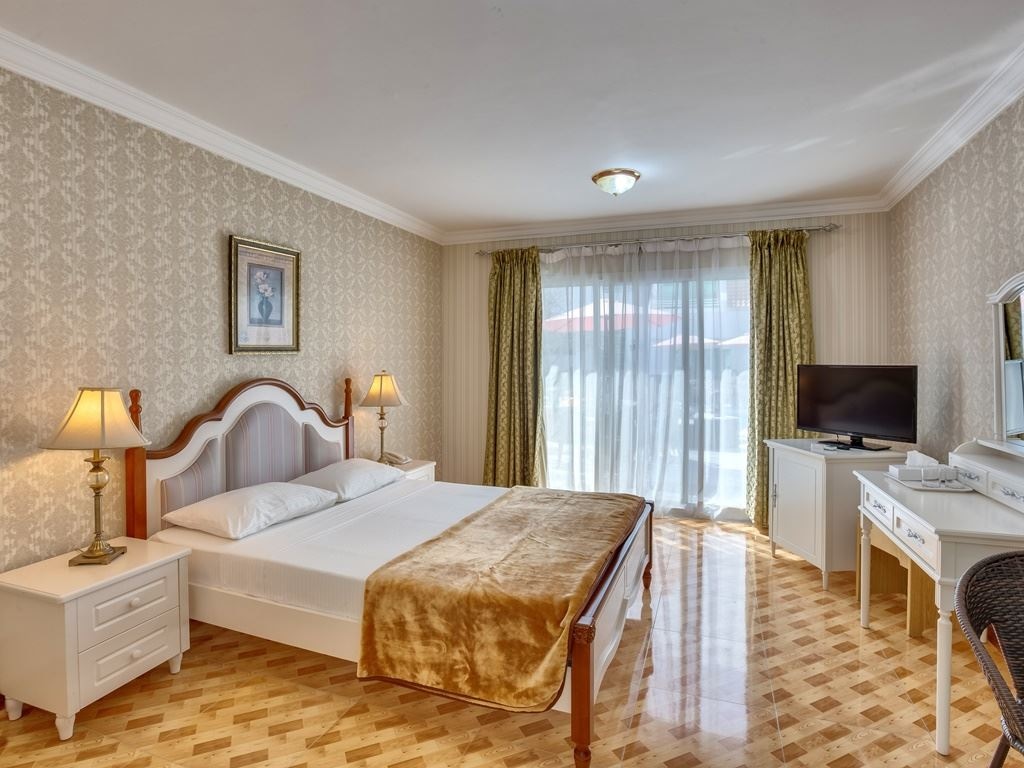 rooms-standard-room-pool-view