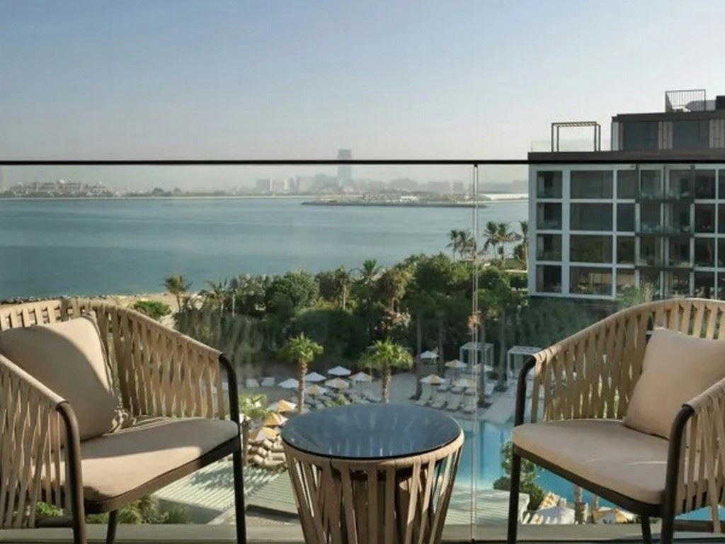 rooms-rising-light-guestroom-w-sea-view-twin