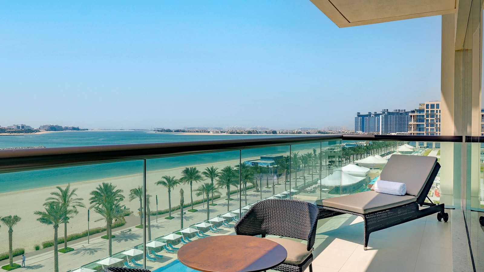 rooms-one-bedroom-suite-with-sea-view-king