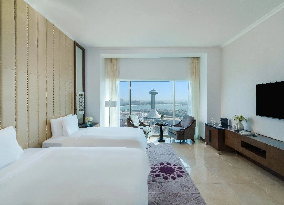 rooms-deluxe-room-corniche-view-king--twin