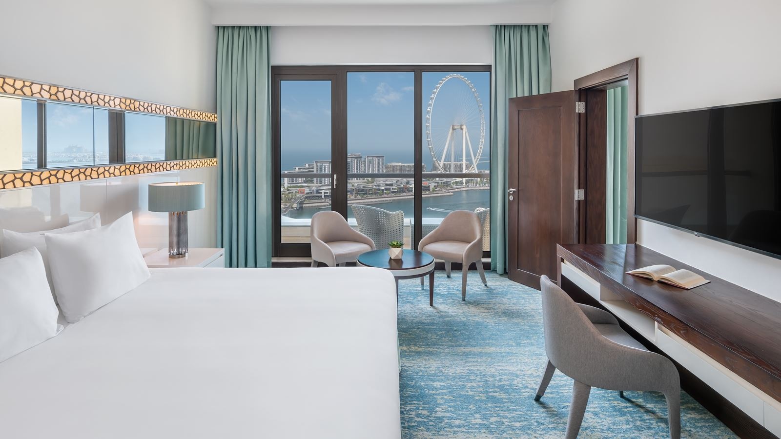 rooms-family-one-bedroom-suite-sea-view-with-balcony-and-lounge-access