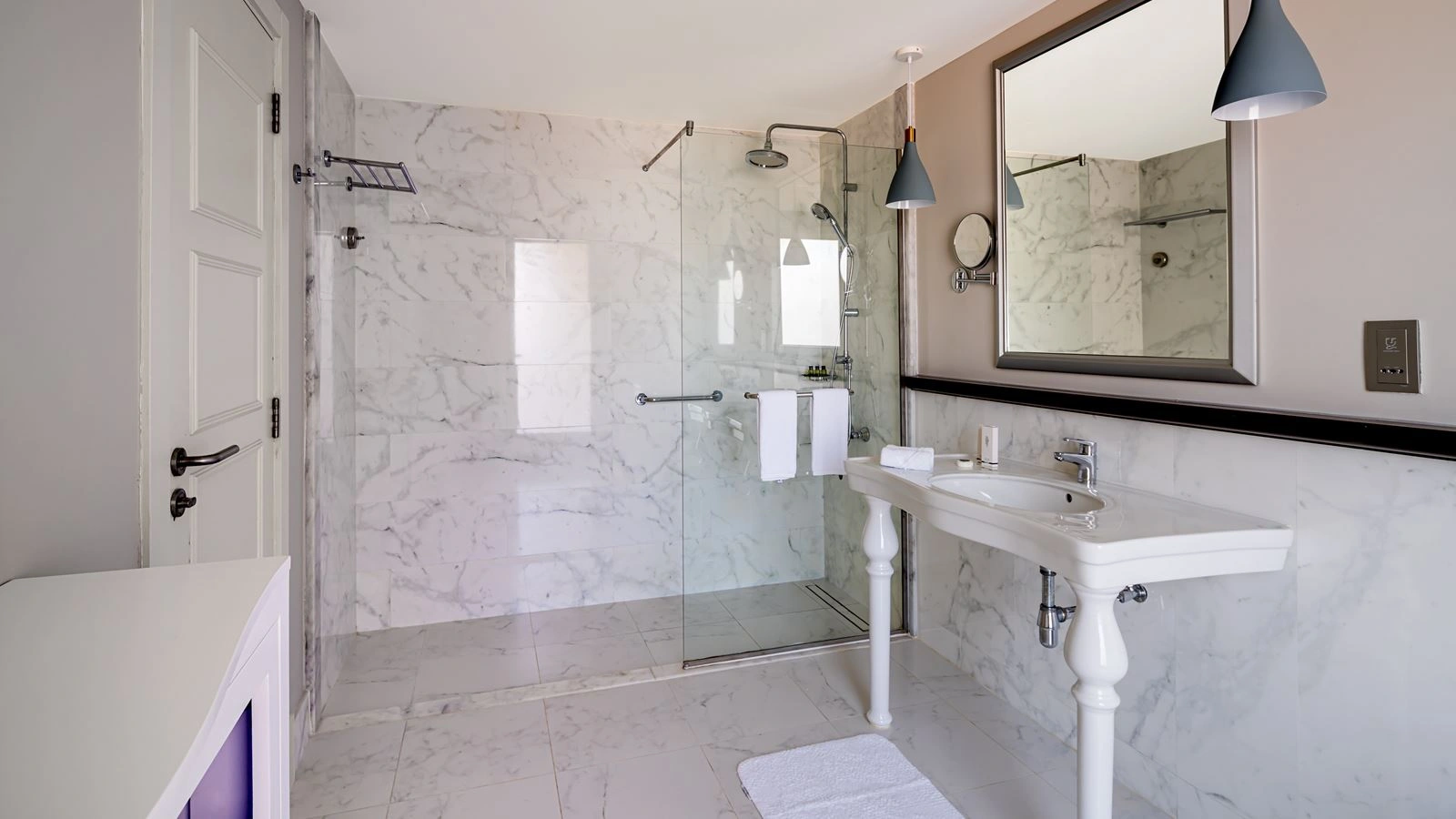 rooms-interconnecting-family-suite-with-sea-or-pool-view