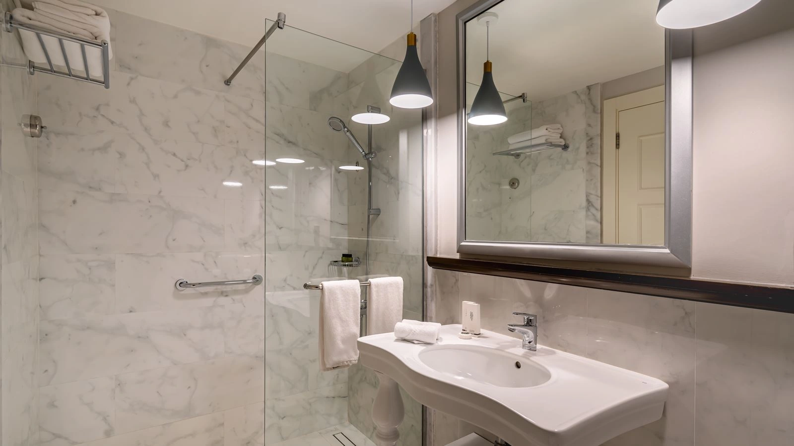 rooms-deluxe-poolsea-room