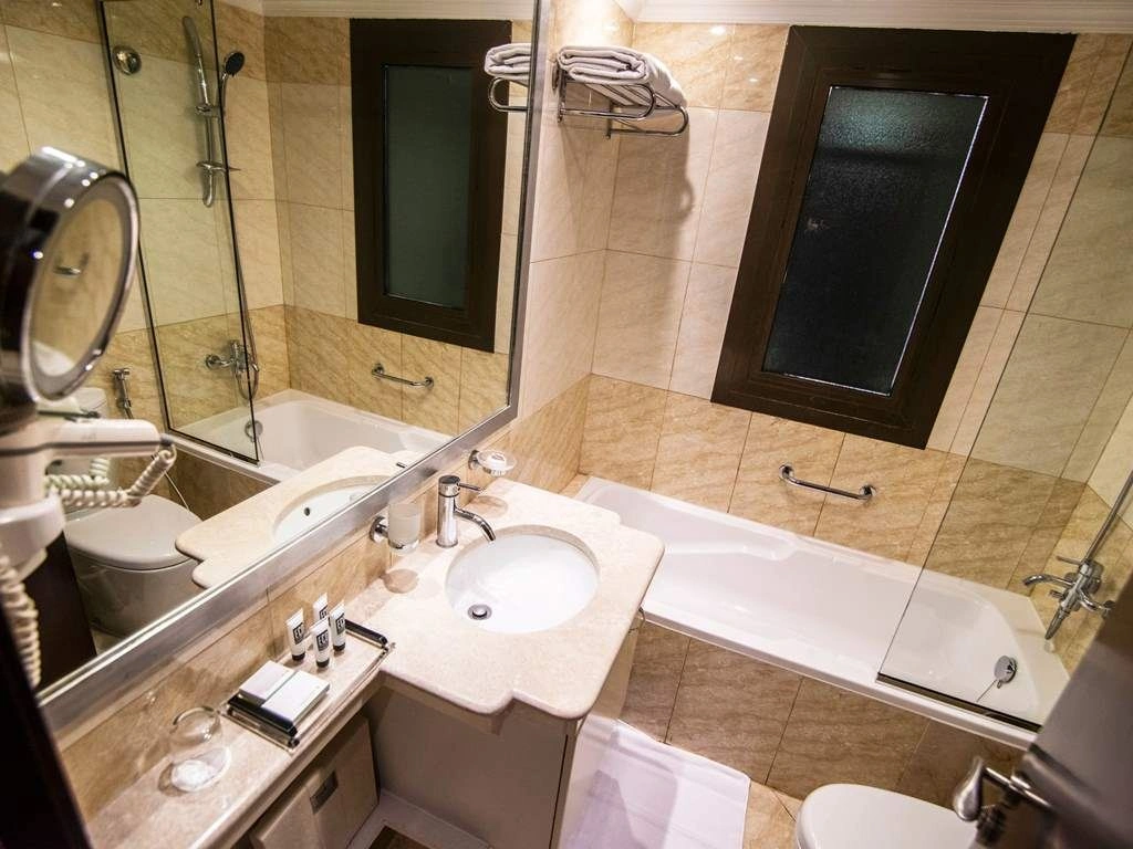 rooms-1-bedroom-apartment-skyline-view