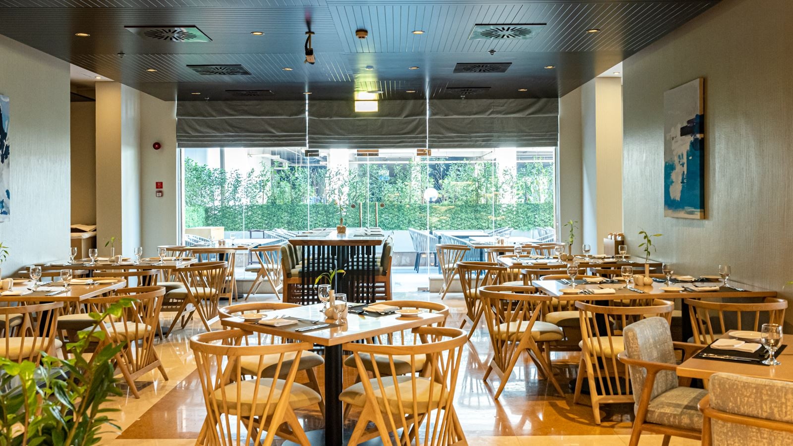 restaurants-day-and-night