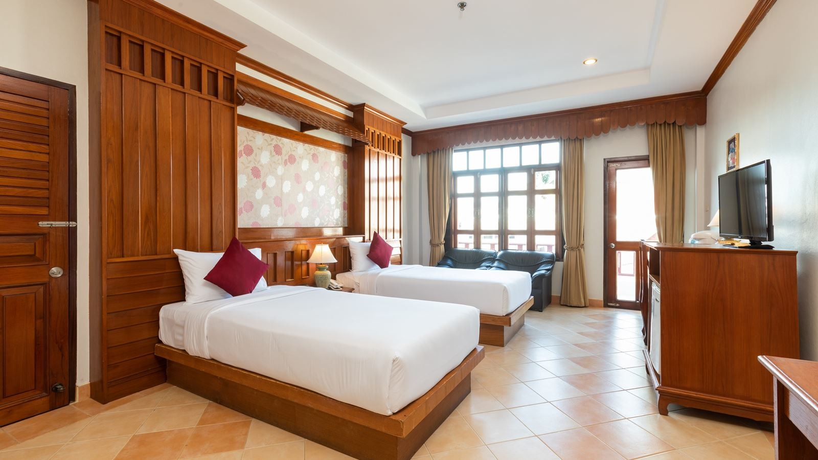 rooms-deluxe-pool-view