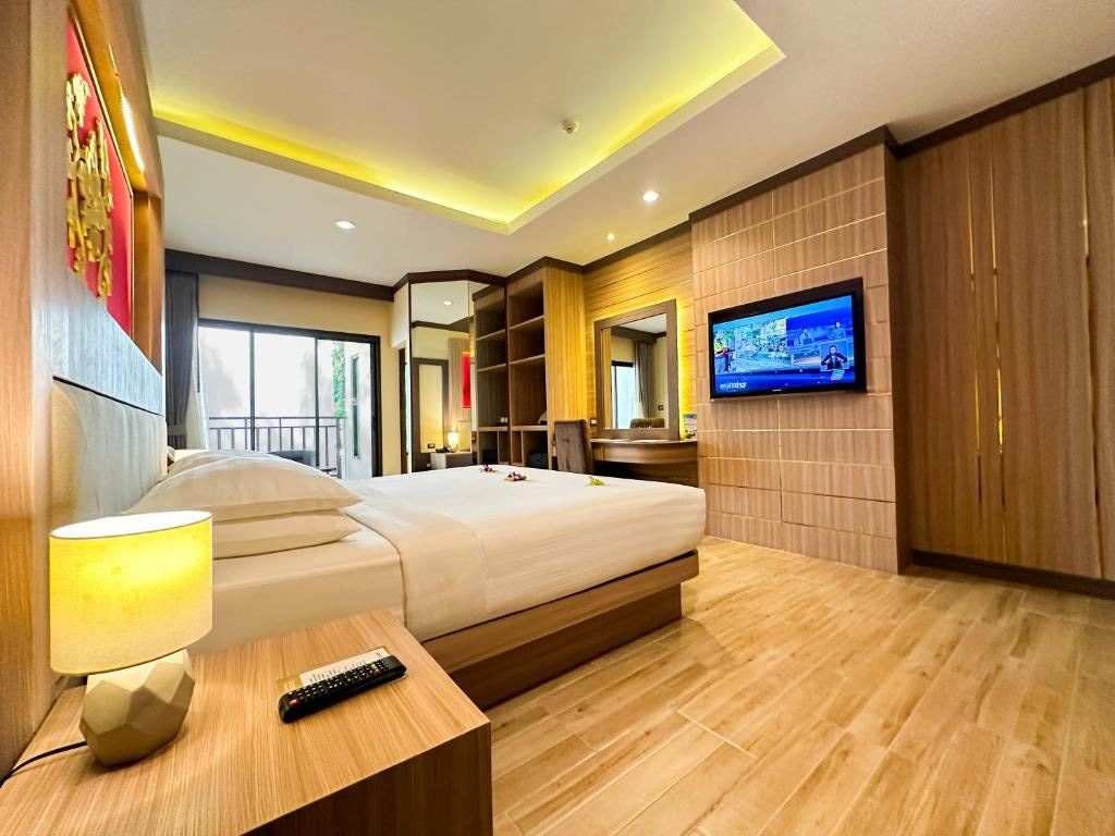 rooms-deluxe-balcony-king