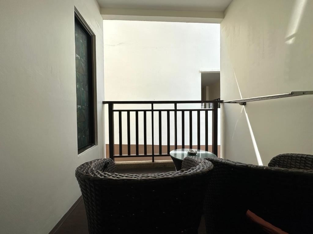 rooms-deluxe-balcony-king