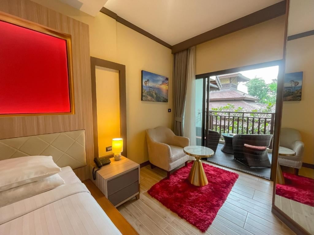 rooms-deluxe-balcony-king-pool-view