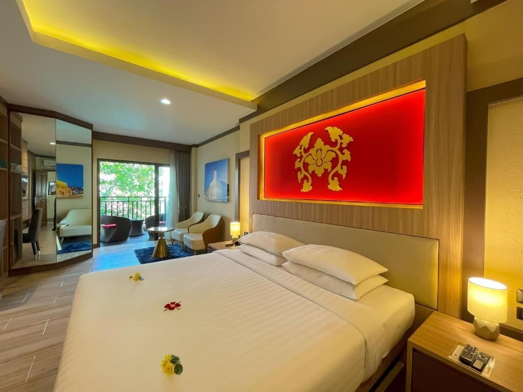 rooms-deluxe-premium-balcony-pool-view