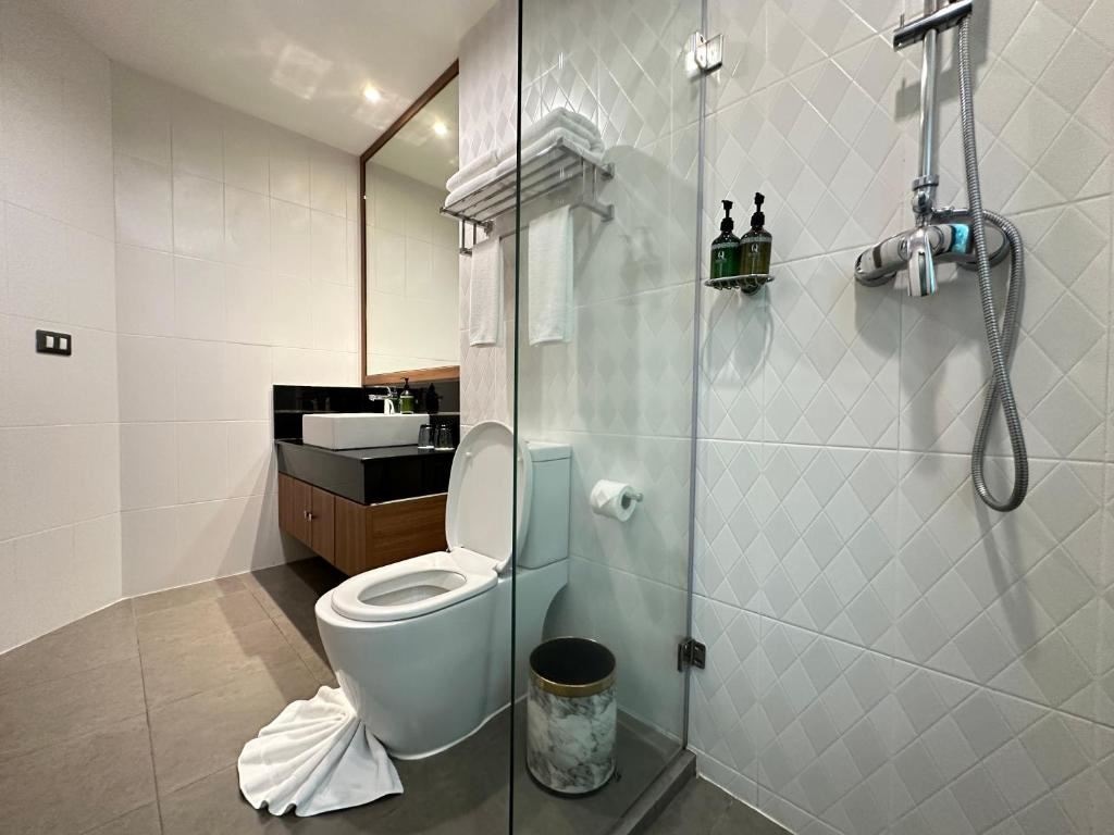 rooms-deluxe-pool-front