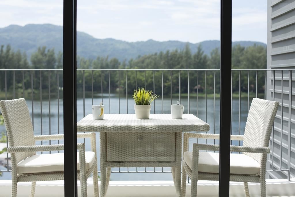 rooms-1-bedroom-suite-water