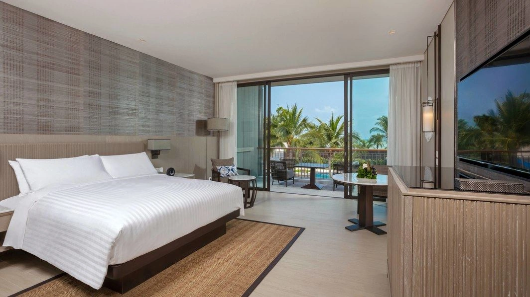 rooms-deluxe-pool-view