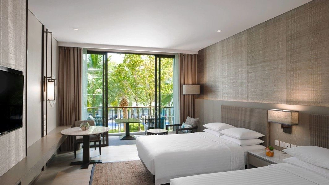 rooms-deluxe-pool-view