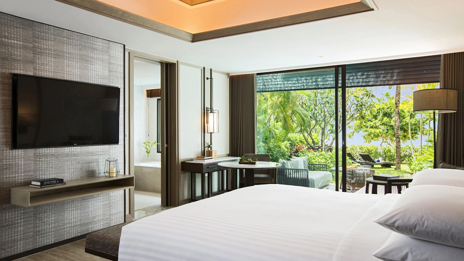 rooms-beachfront-one-bedroom-plunge--pool-villa