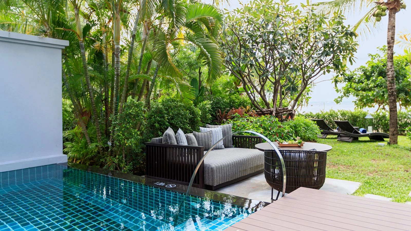 rooms-beachfront-one-bedroom-plunge--pool-villa